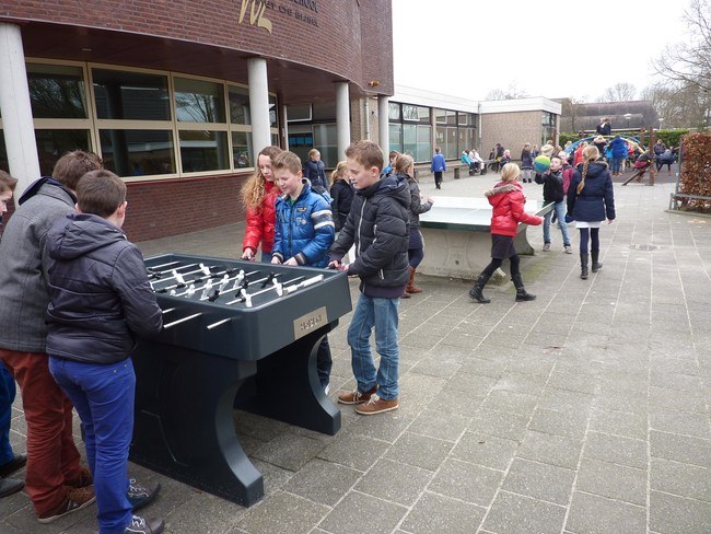 samen tafelvoetbal spelen op schoolplein
